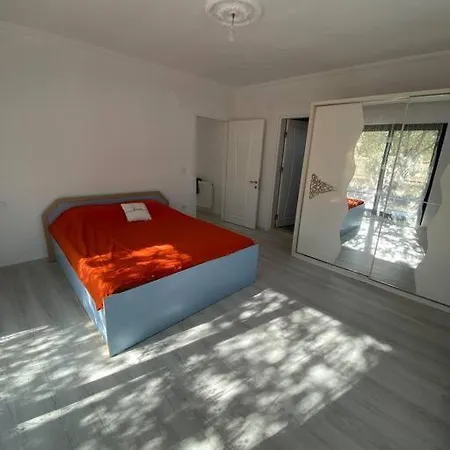 Havuz ,barbekue Ve Goel Manzarali Bir Tatil Hotel